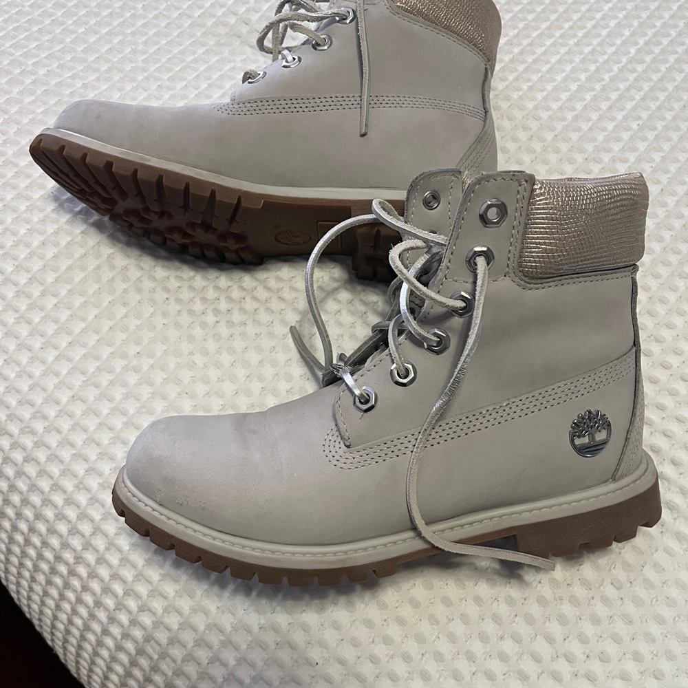 Timberland Women's Light Gray Lace-Up Ankle Boots with Brown Outsoles